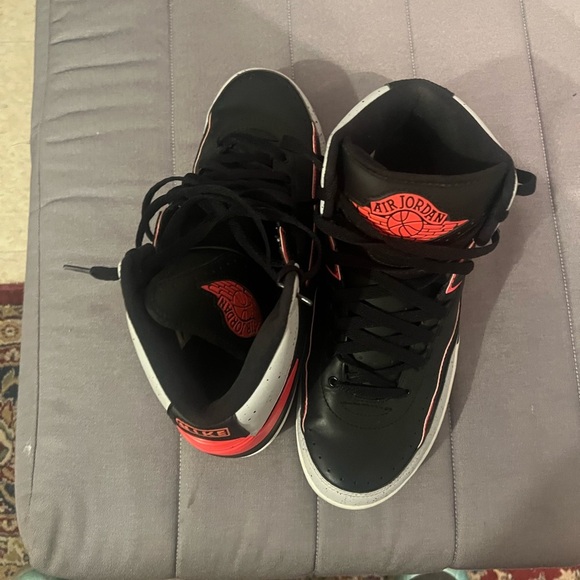 Retro 2 men size 9 preowned good condition - Picture 8 of 9